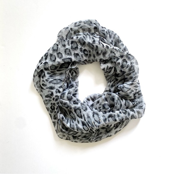 NWOT Grey & Black Animal Print Lightweight Scarf - Picture 3 of 8